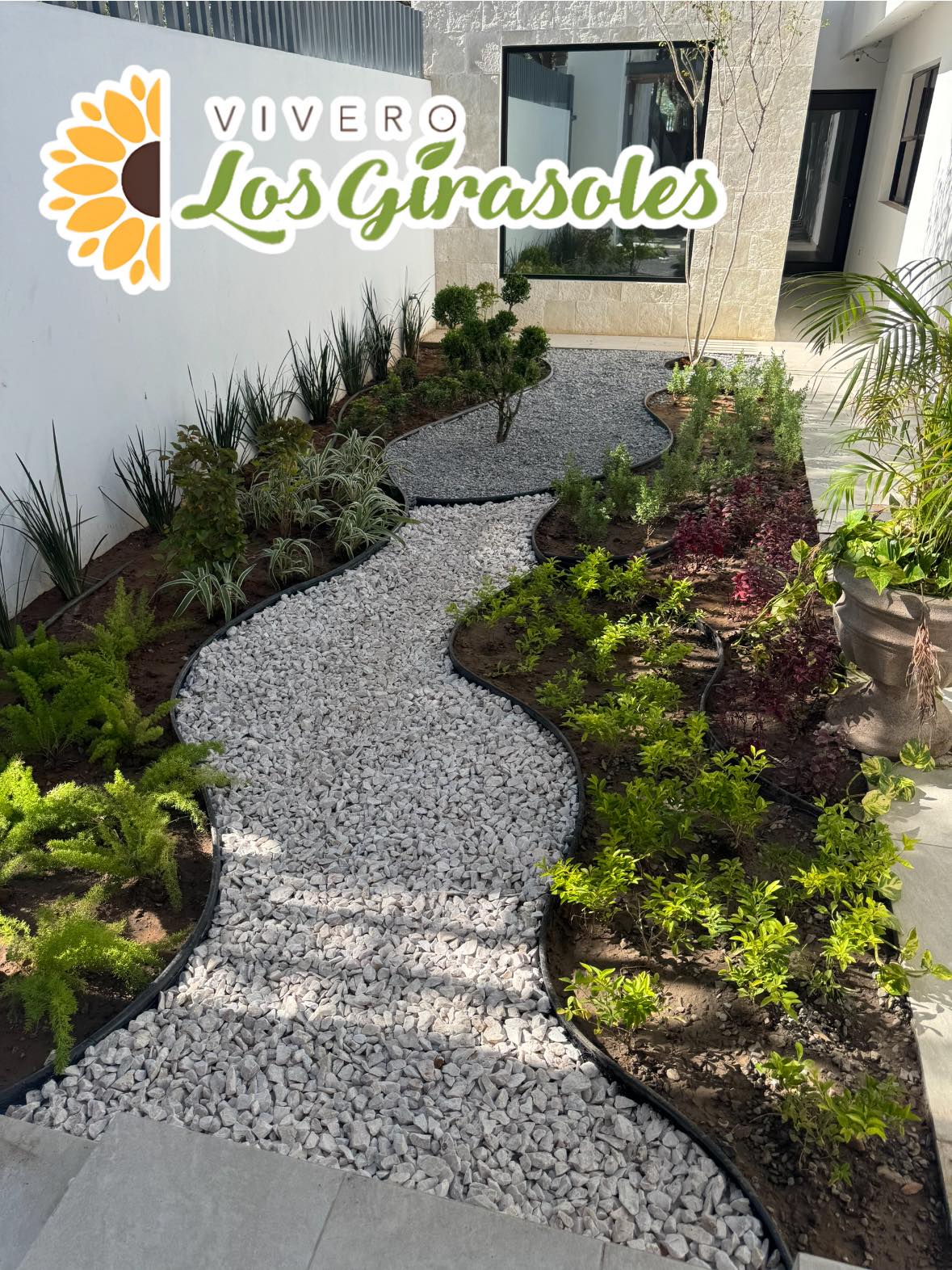 Jardín residencial con sendero de piedra blanca